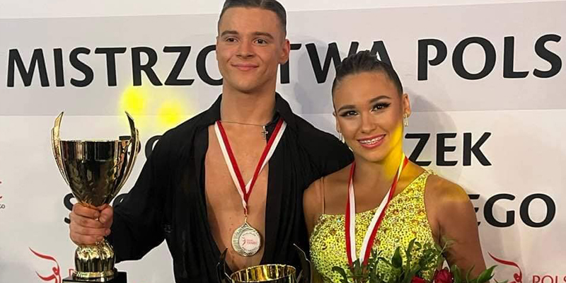 Para tancerzy z pucharem i medalami na turnieju tanecznym