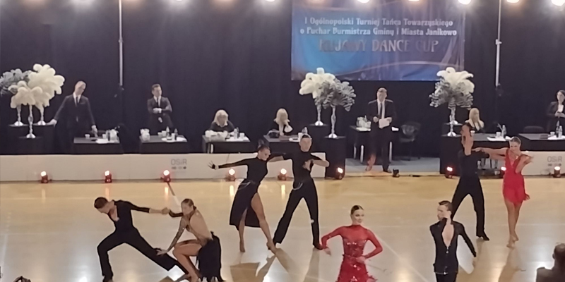 Pary podczas tańca na parkiecie w trakcie turnieju Kujawy Dance Cup